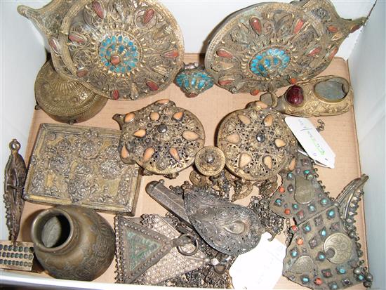 Various Indian white & gilt metal decorative belt buckles, Commander Huggins commemorative belt & sundry metalware (a.f)